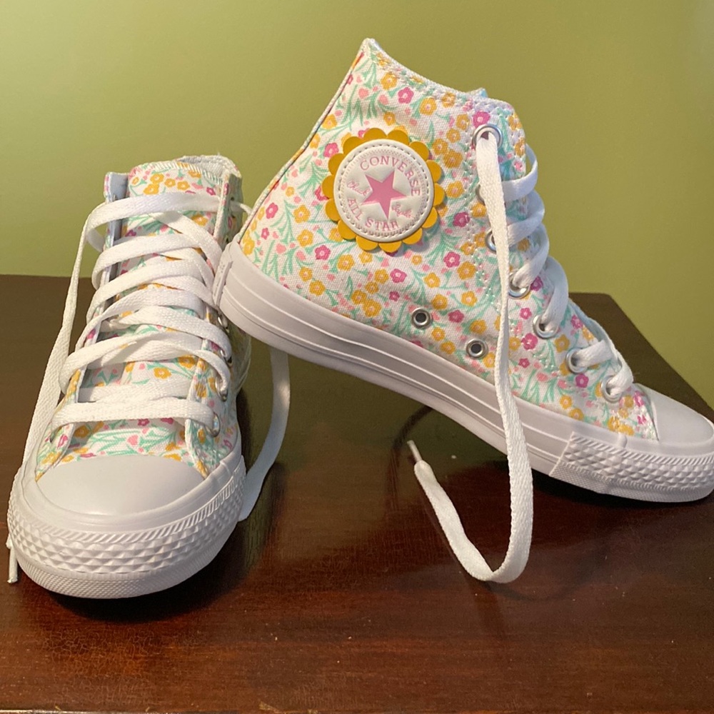 NIB Converse Chuck Taylor All-Stars in floral